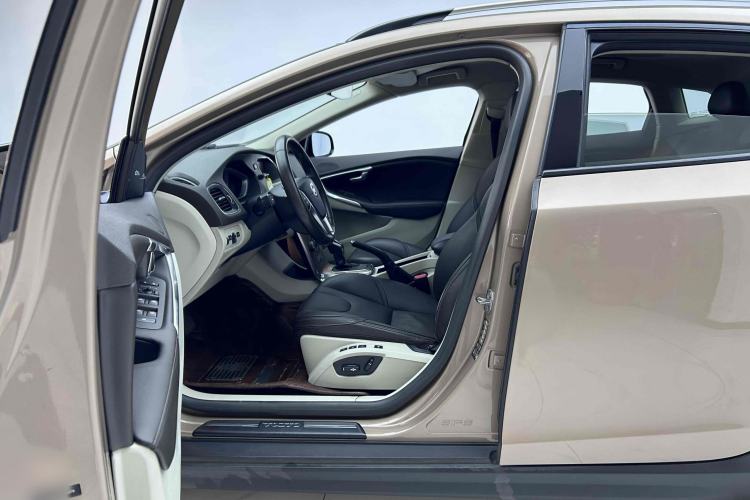 Used Volvo V40 2014 Cross Country T5 AWD Prestige Edition
