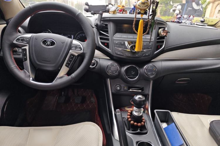 Used BYD Song 2016 Gaishi Edition 1.5TI Manual Leading Model Center Console