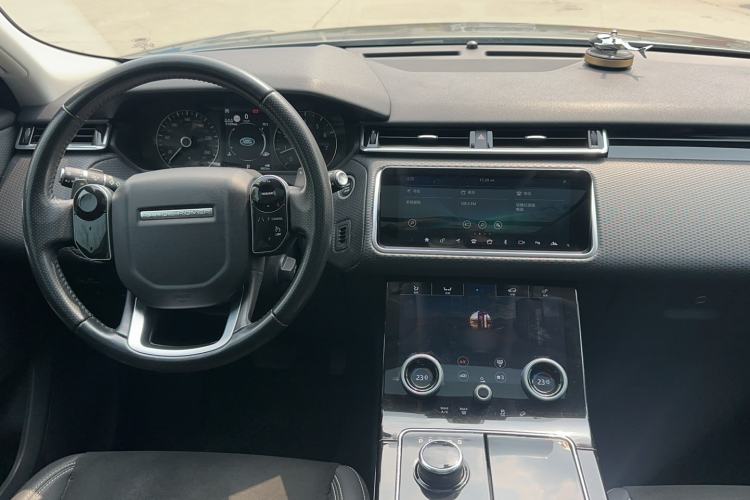 Used Land Rover Range Velar 2019 250 PS Center Console
