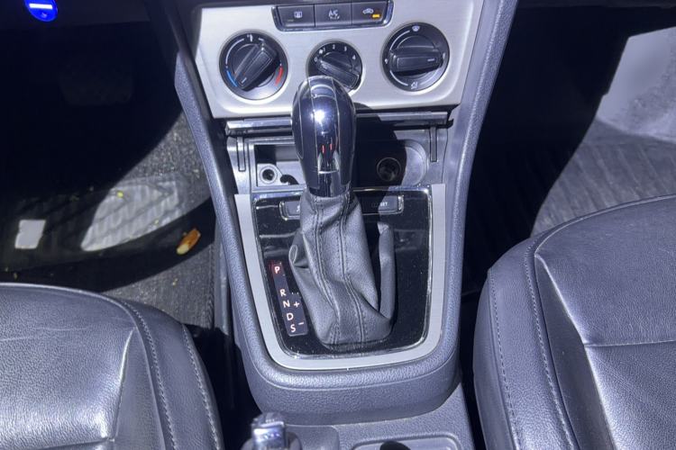 Used Volkswagen Lavida 2013 Revised Version 1.4 TSI DSG Comfort Edition Interior 6