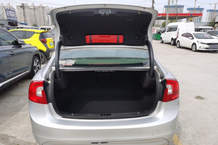 Used Volvo S60 2015 S60L 2.0T Zhiyuan Edition
