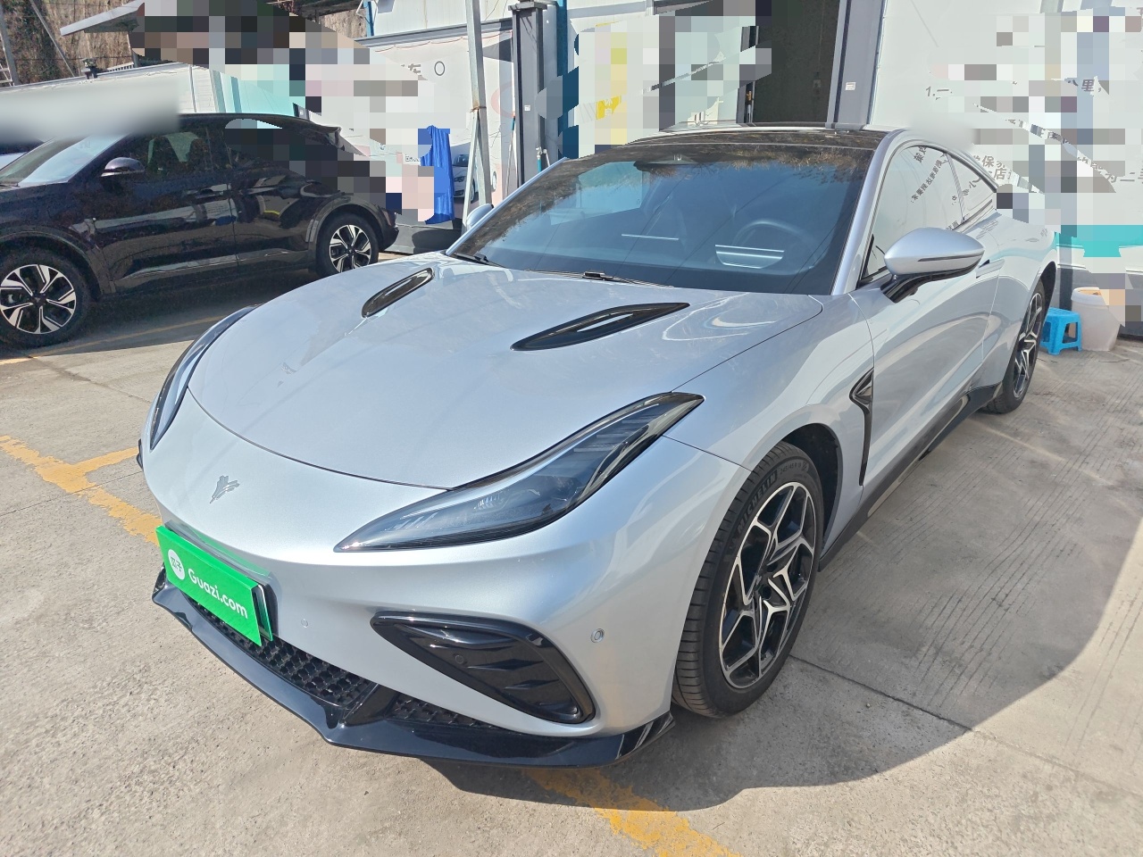 تحت مقدمة السيارة