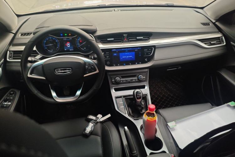 Used Geely Auto Emgrand 2019 Leading Edition 1.5L Manual Luxury Model China VI Standard Center Console