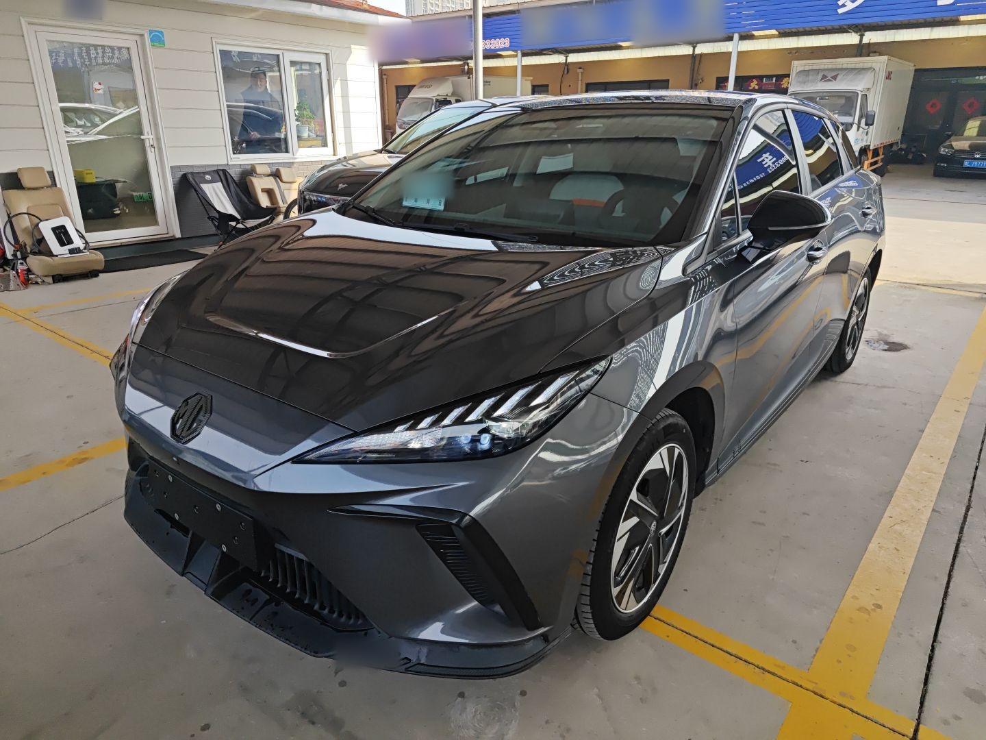 تحت مقدمة السيارة