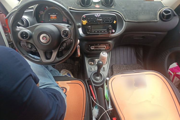 Used smart forfour 2016 1.0L 52 kW Passion Edition Center Console