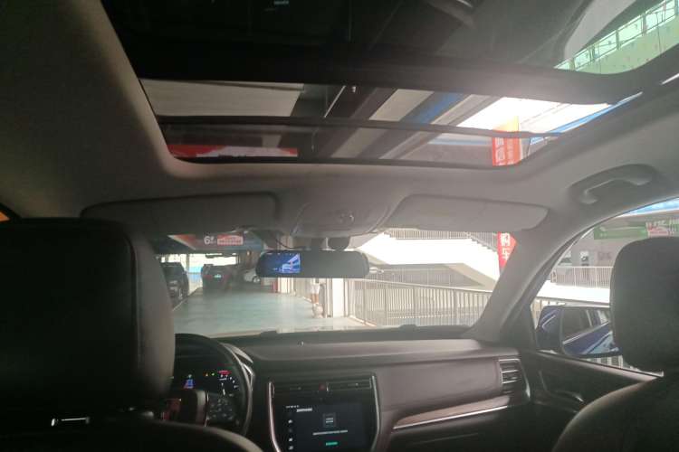 Used Roewe RX8 2018 30T Smart Connectivity Two-Wheel Drive Flagship Edition