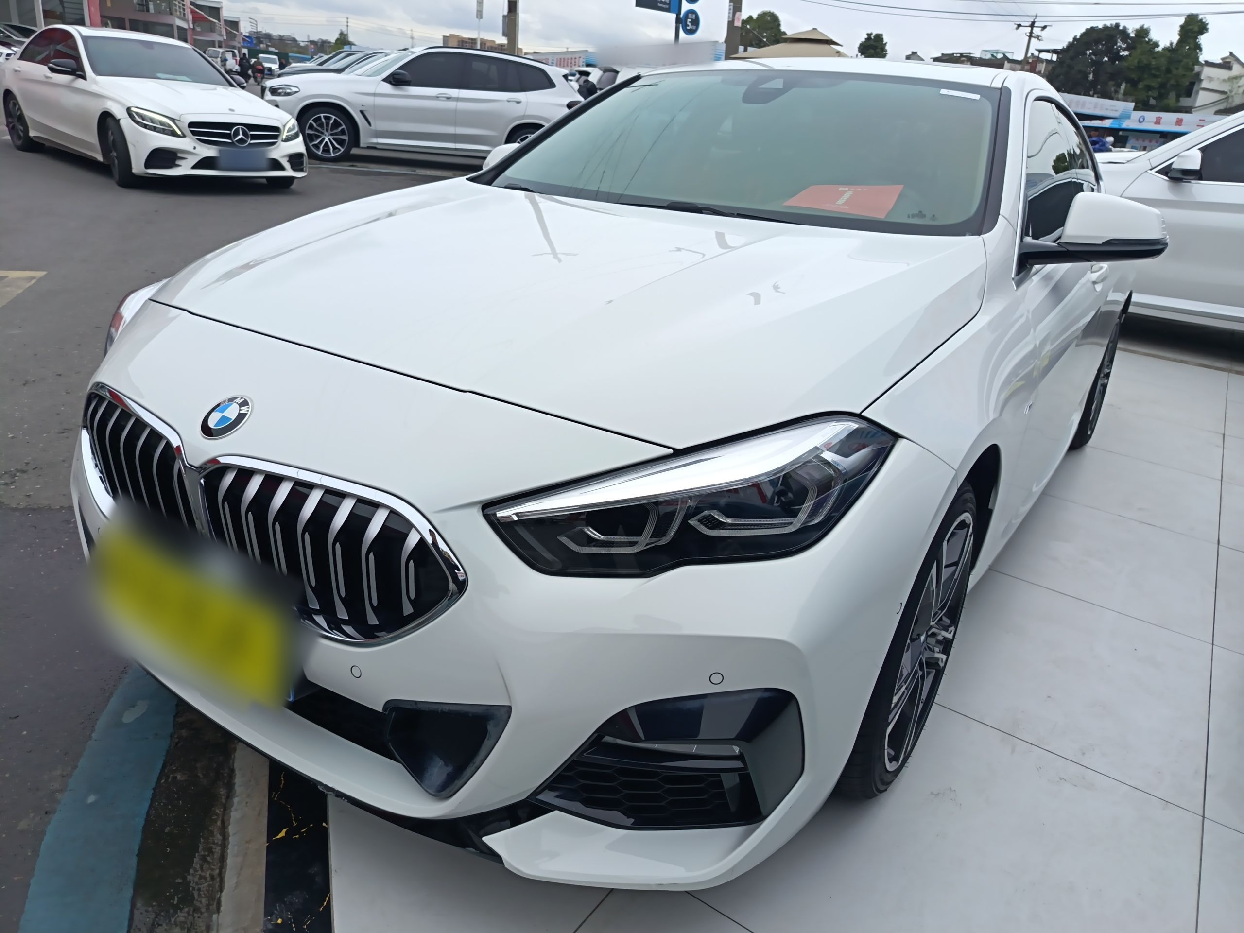 تحت مقدمة السيارة