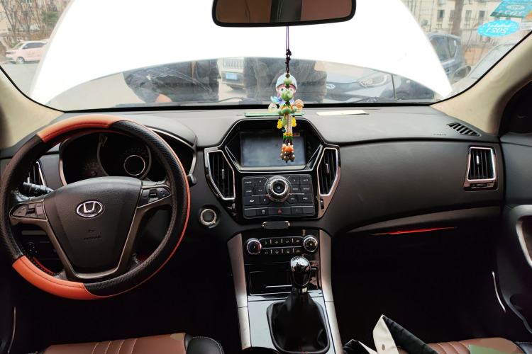 Used Huatai Santa Fe 2016 1.5T Gasoline Manual Two-Wheel Drive Smart Enjoyment i3 Model Center Console