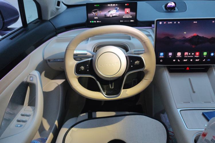 Used Hima Luxeed R7 2024 All-Electric 802 km Max Steering Wheel