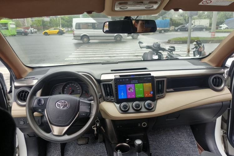 Used Toyota RAV4 2013 2.0L CVT Two-Wheel Drive Urban Edition Center Console