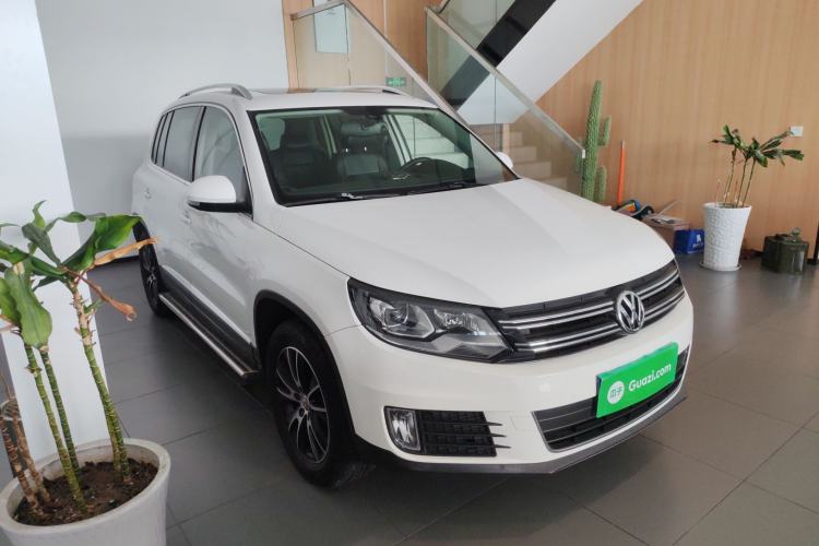 Used Volkswagen Tiguan 2015 1.8TSI Automatic All-Wheel-Drive Luxury Model Front Right 45 Deg