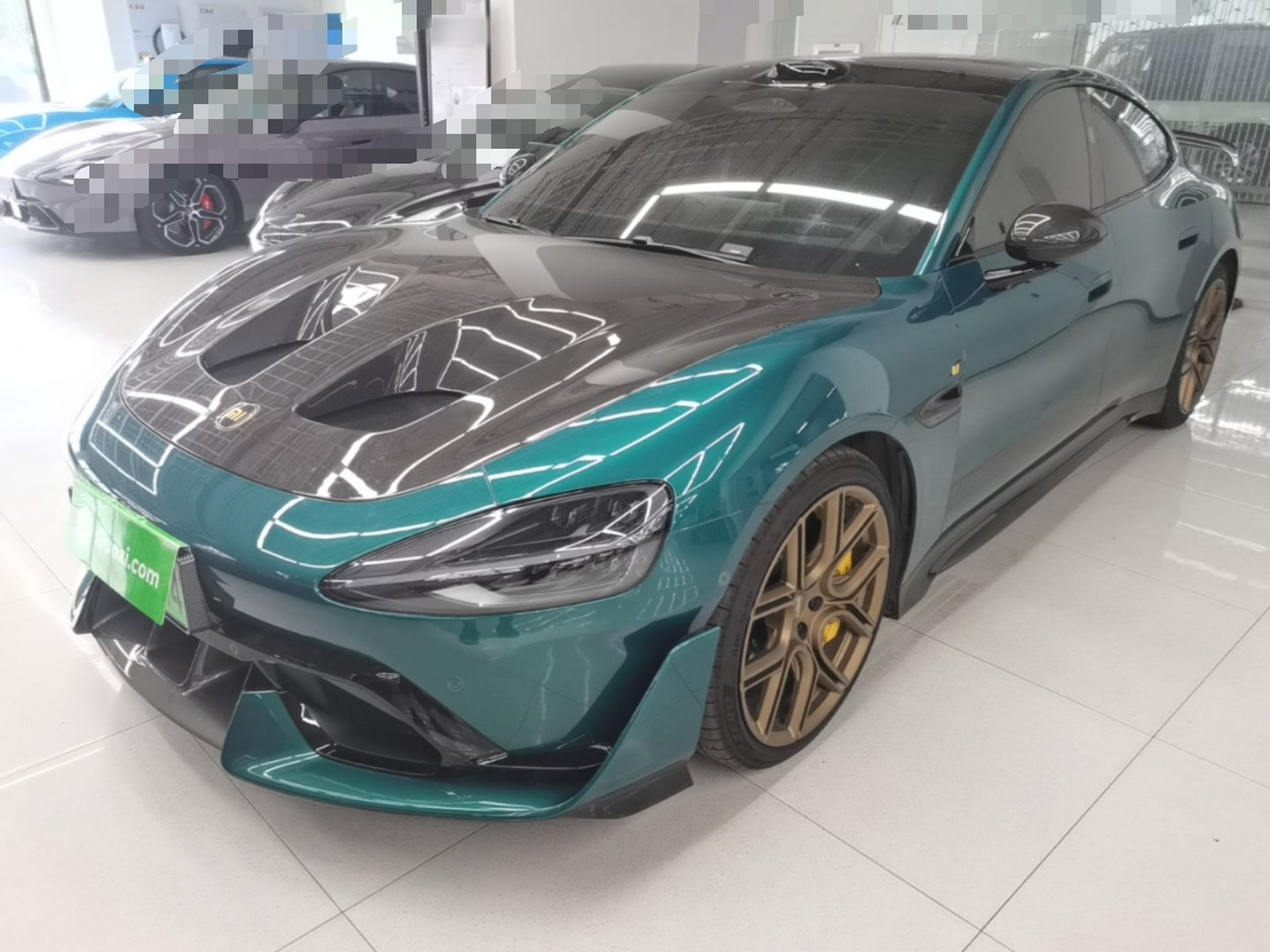 Unter der Vorderseite des Autos