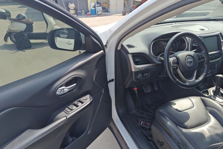 Used Jeep Cherokee 2016 2.0L Superior Edition
