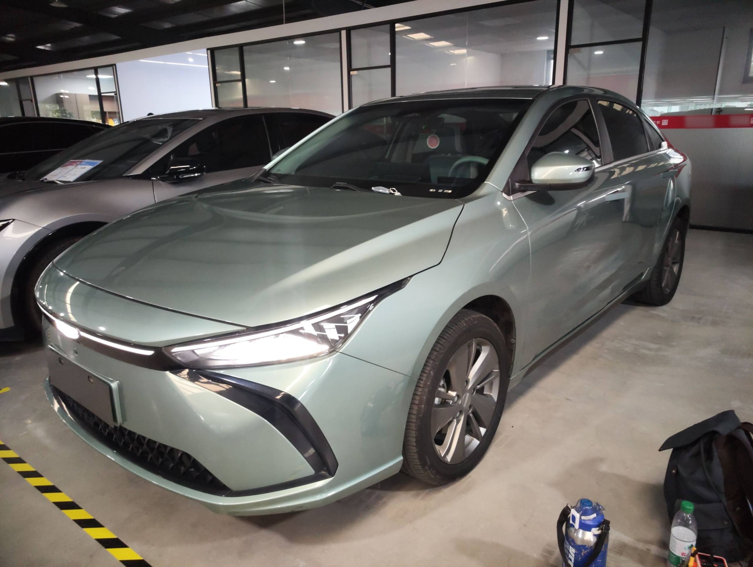 تحت مقدمة السيارة