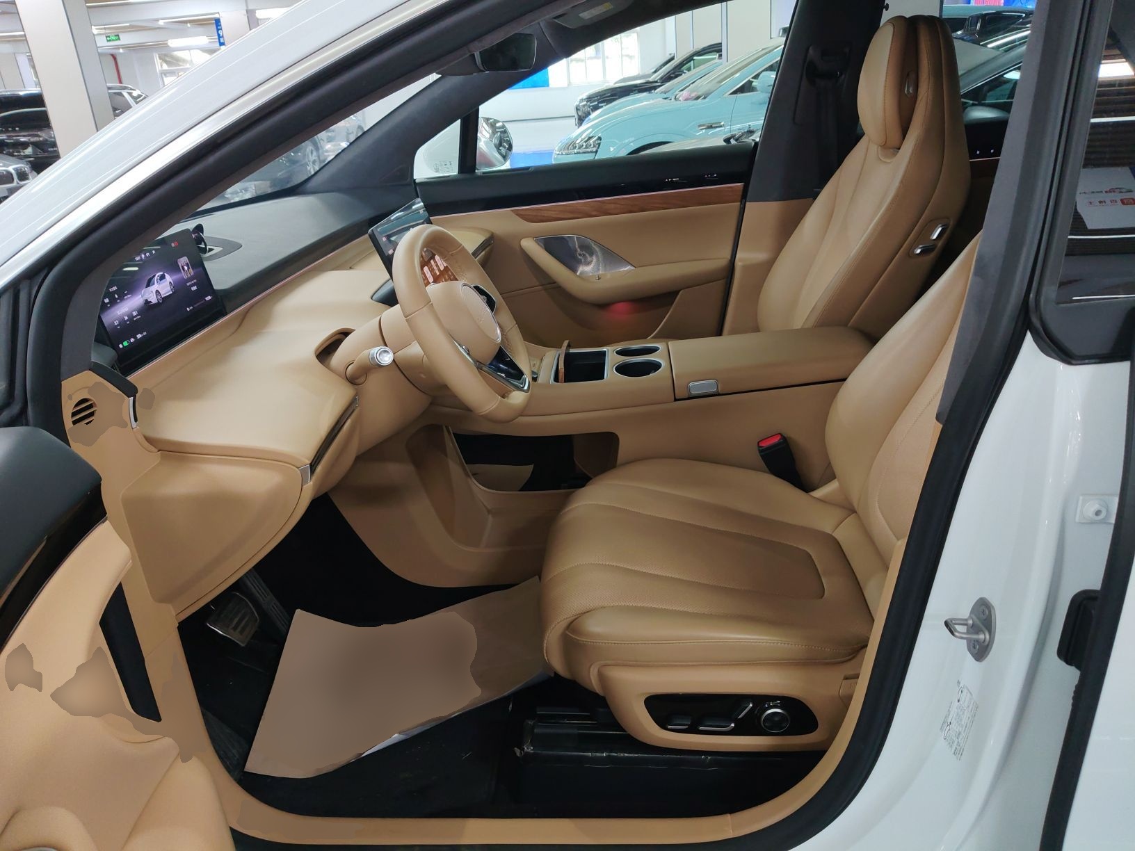 المقاعد الأمامية داخل السيارة