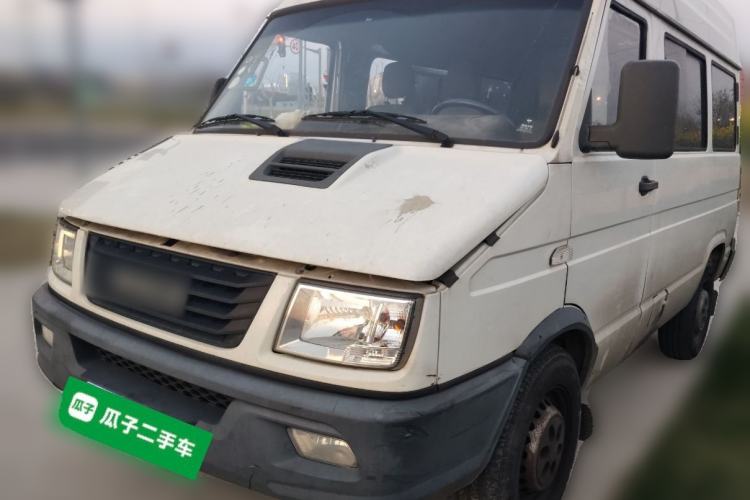 Used Iveco Daily 2020 2.5T A35 Passenger Van Single-Tire Mid-Roof Design 5-9 Seats China VI Emission Standard