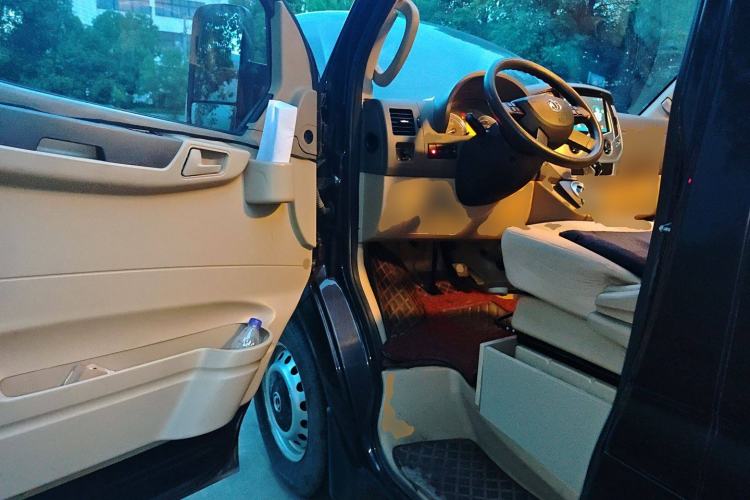 Used Dongfeng Yufeng 2018 2.5T Logistics Vehicle A100 Short Wheelbase Mid-Roof 5-9 Seater China V Standard ZD25