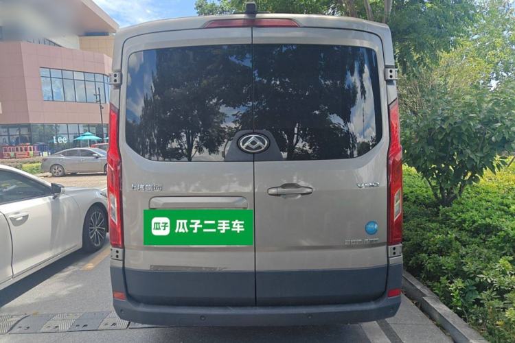 Used SAIC MAXUS Xintu V90 2022 2.0T AMT Yunjie Front-Wheel-Drive Short Wheelbase Mid-Roof Design with Single Rear Tire and 6 Seats