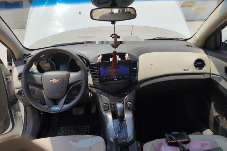 Used Chevrolet Cruze 2015 1.5L Classic SE AT Center Console