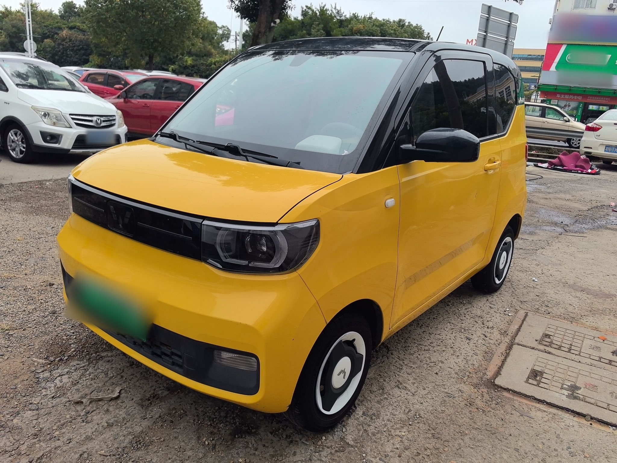 تحت مقدمة السيارة