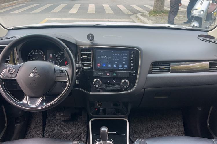 Used Mitsubishi Outlander 2019 2.0L Two-Wheel Drive Comfort Edition 7-Seater China VI Standard
