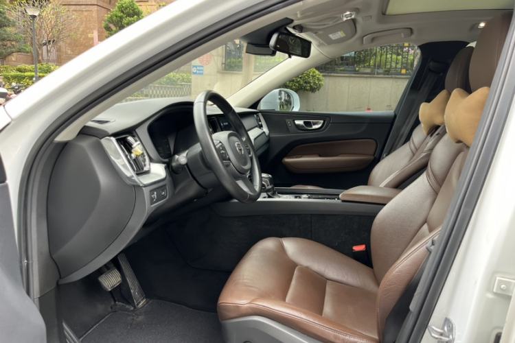 Used Volvo XC60 2019 T5 4x4 Smart Edition China VI Standard Interior 2