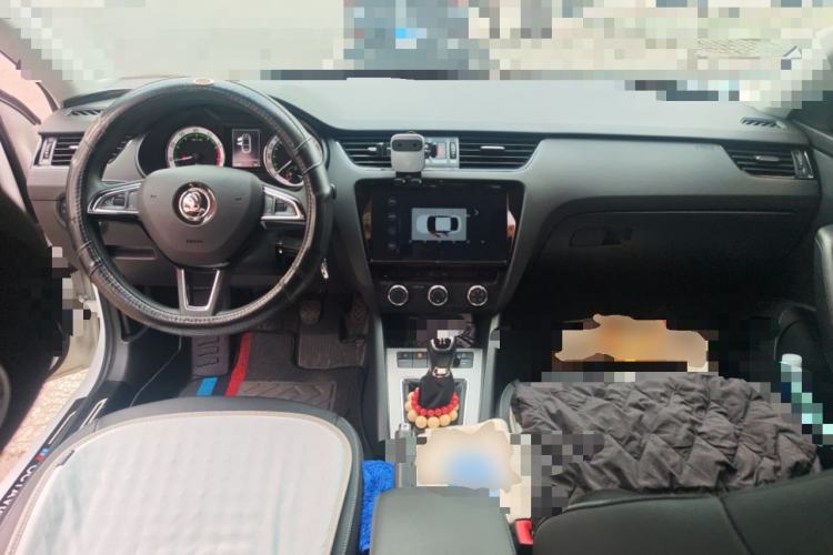 Used Skoda Octavia 2021 1.5L Manual Comfort Edition Center Console