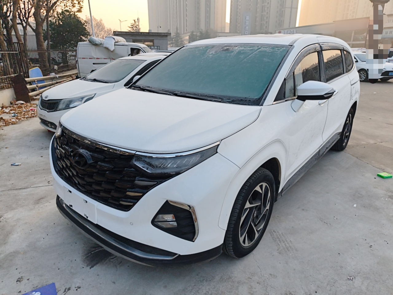 تحت مقدمة السيارة