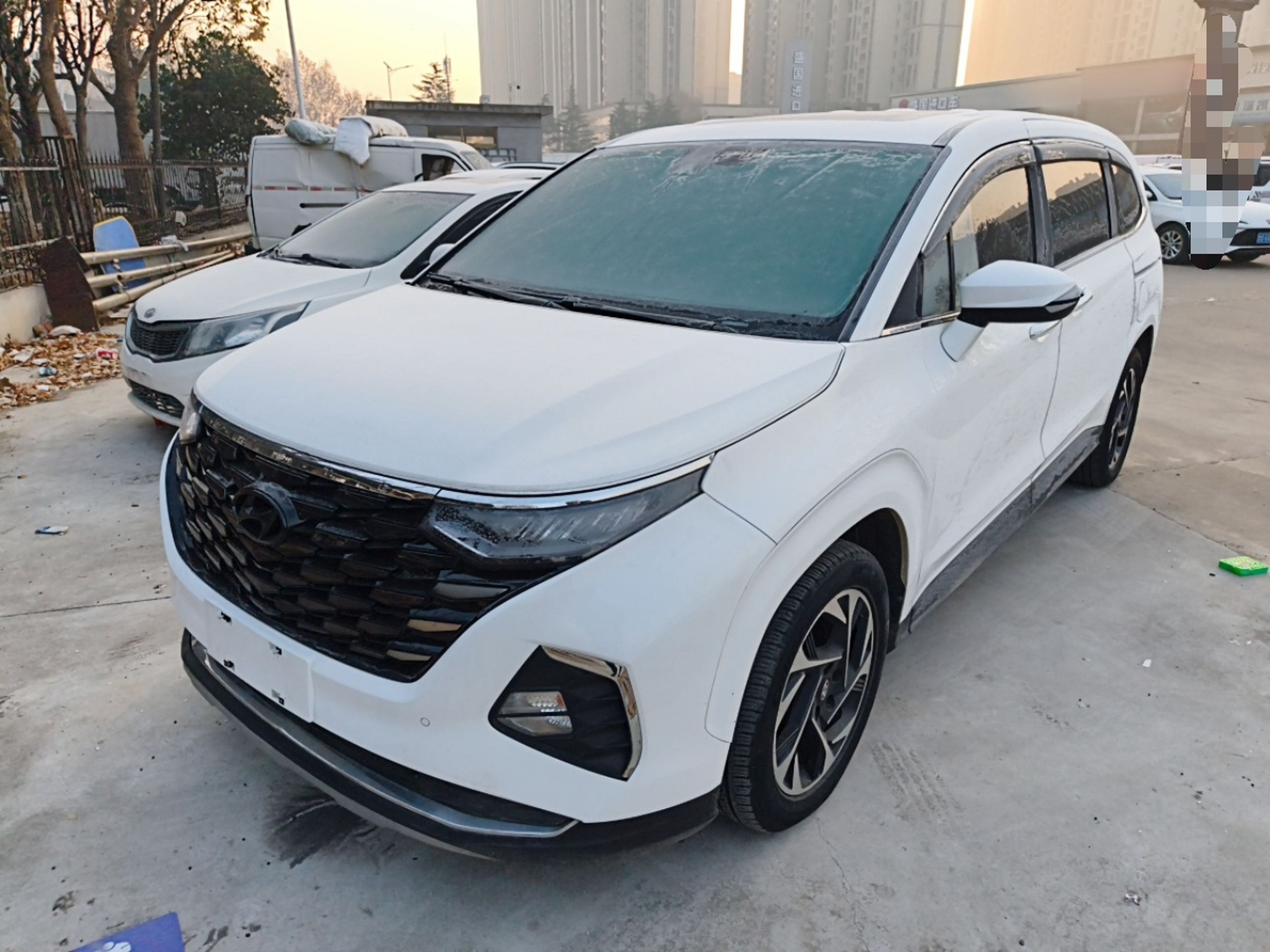 تحت مقدمة السيارة