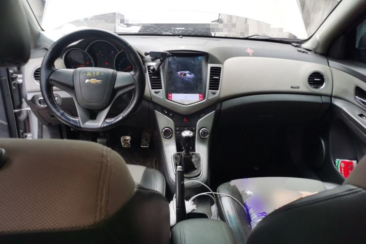 Used Chevrolet Cruze 2013 1.6L SL MT Center Console