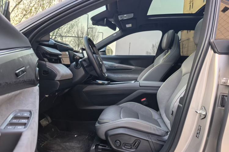 Used Lynk & Co 08 EM-P 2023 120km Long-Range Pro
