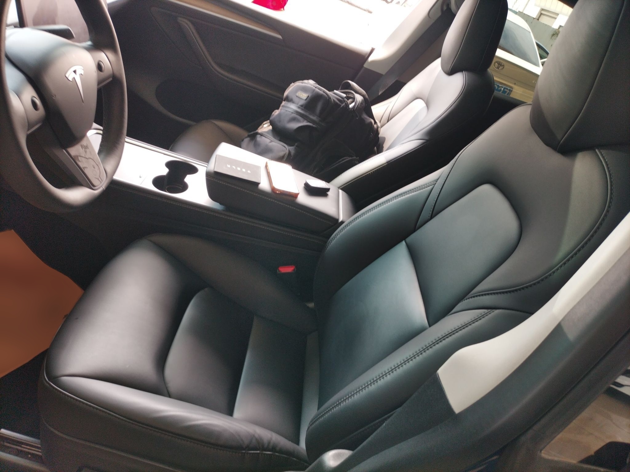 المقاعد الأمامية داخل السيارة