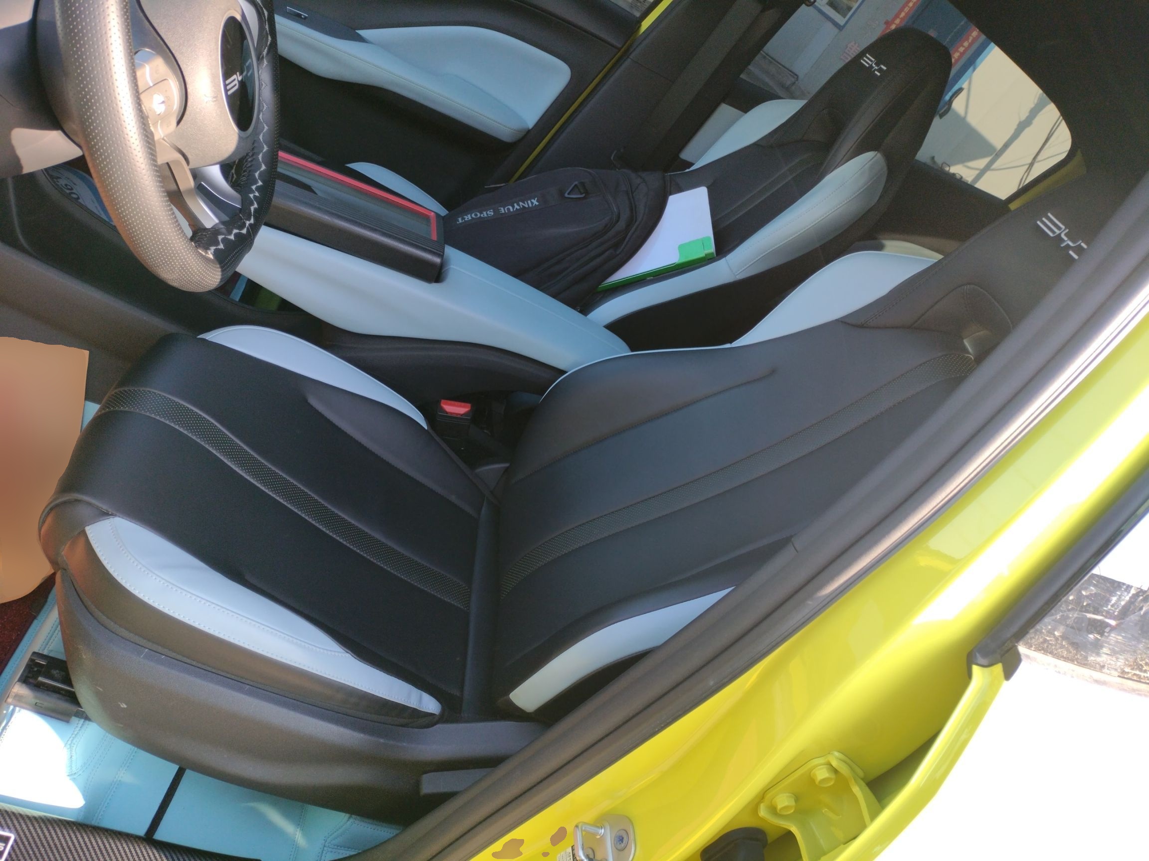 المقاعد الأمامية داخل السيارة