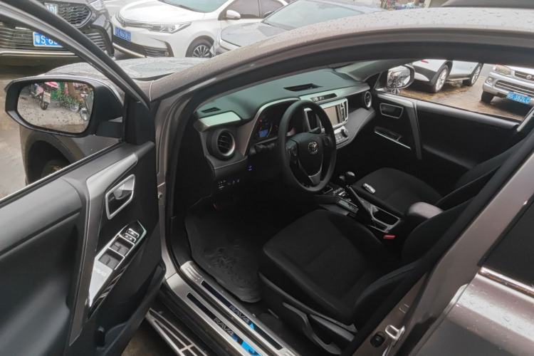 Used Toyota RAV4 2016 2.0L CVT Two-Wheel Drive Fashion Edition China V Standard Driver Seat