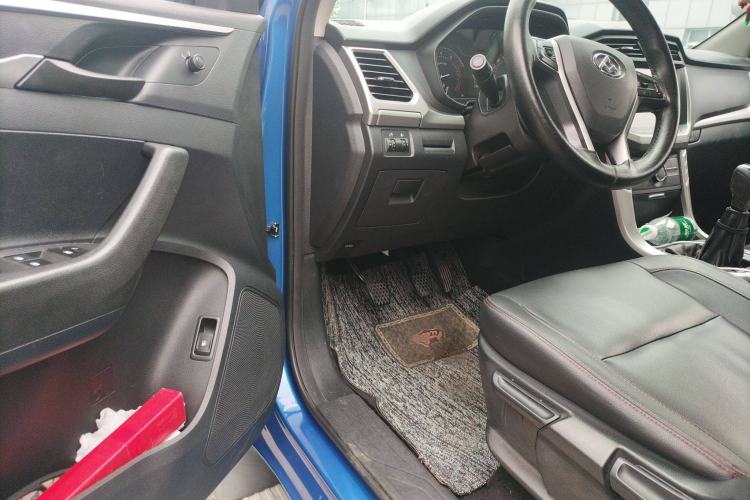 Used SAIC MAXUS T60 2017 2.4L Gasoline Manual Two-Wheel Drive High-Ride Elite Standard Van