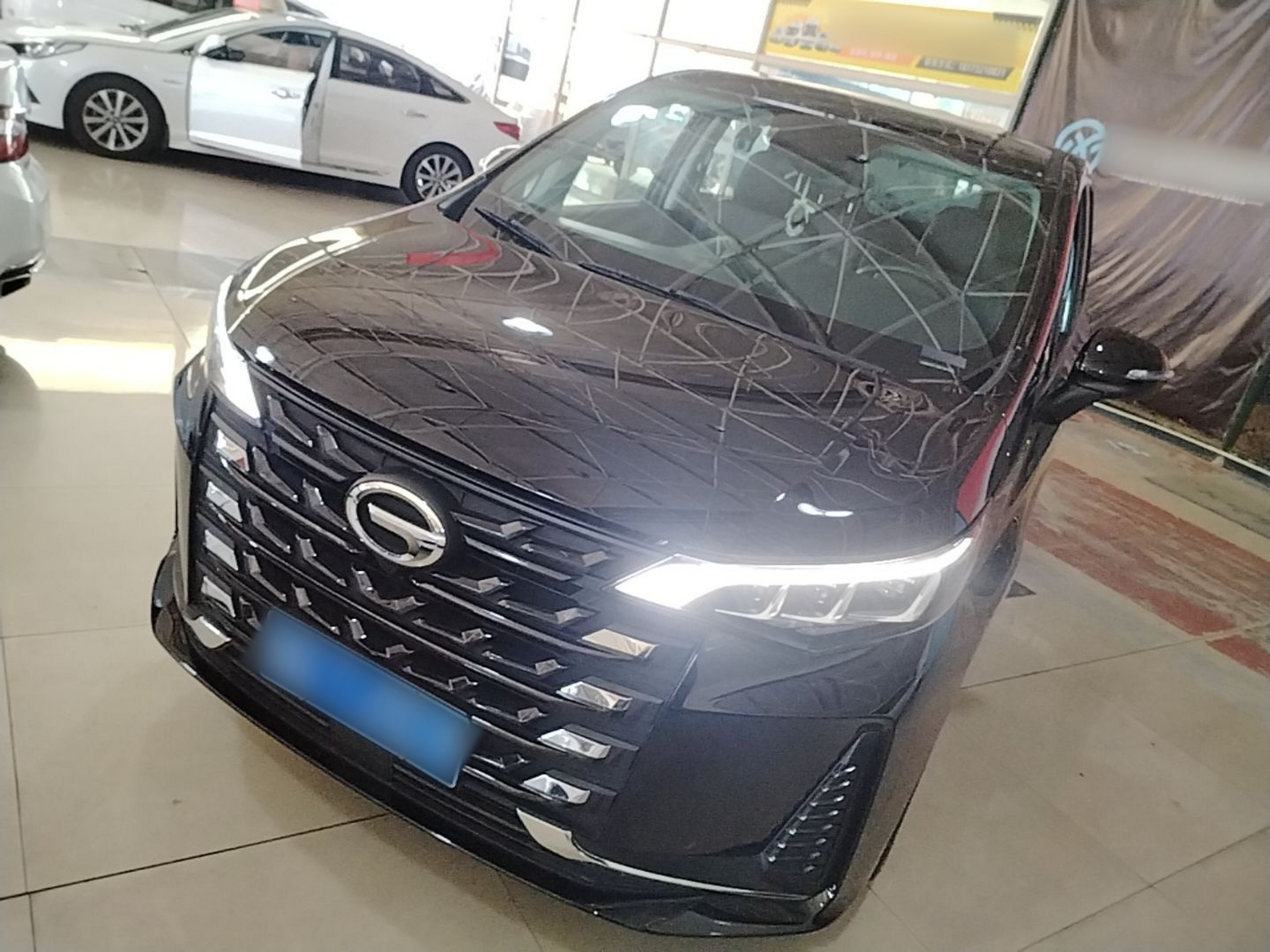 Под передней частью автомобиля