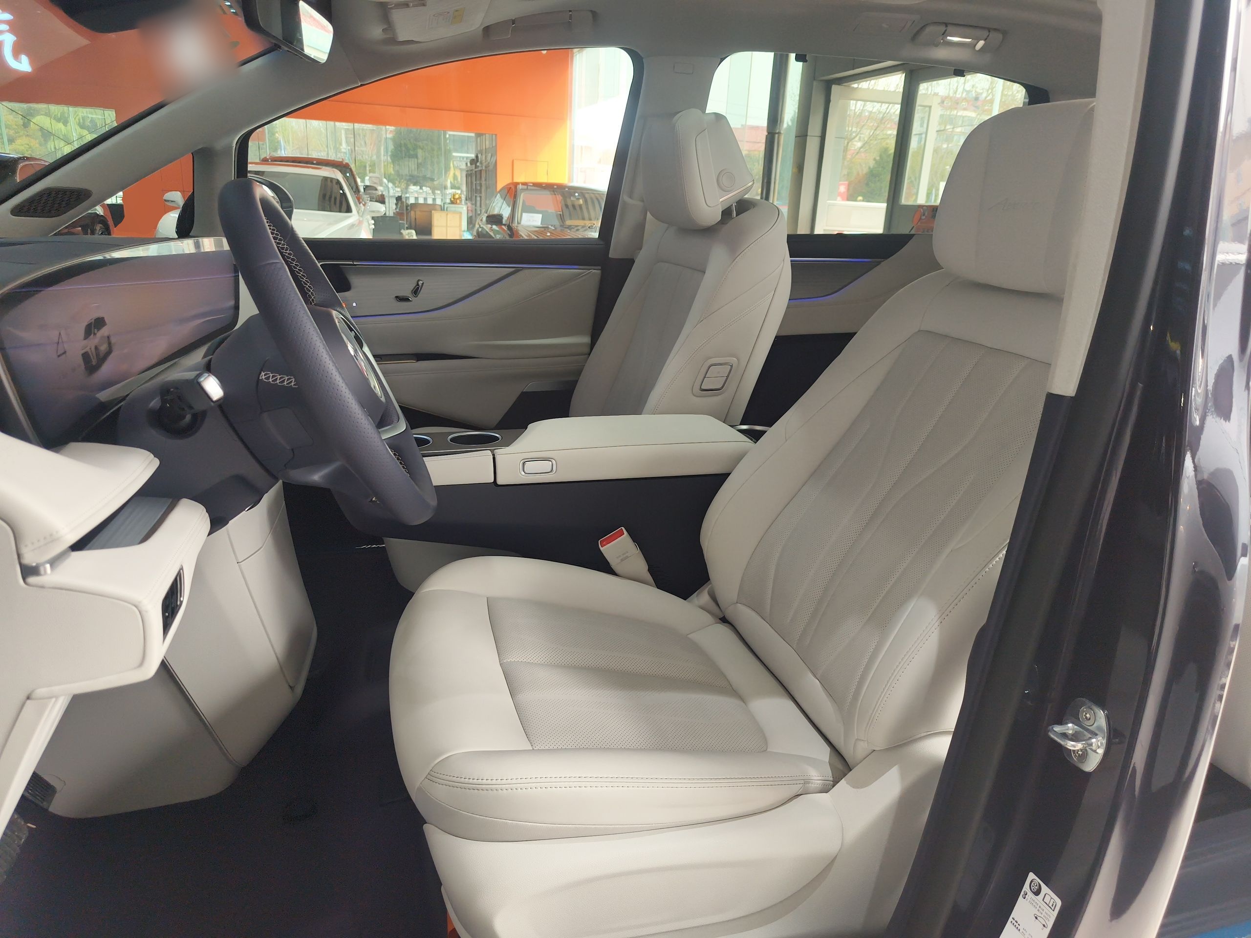 المقاعد الأمامية داخل السيارة