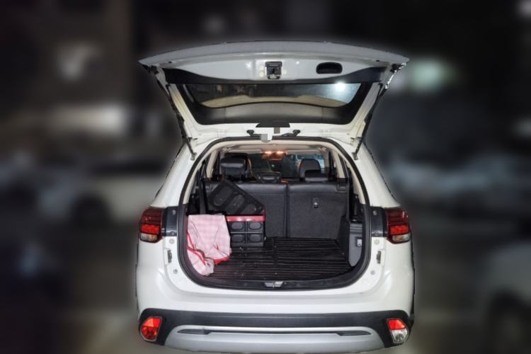 Used Mitsubishi Outlander 2019 2.0L Two-Wheel Drive Comfort Edition 7-Seater China VI Standard Trunk