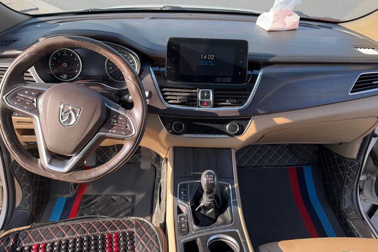 Used Baojun 730 2017 1.5T Manual Prestige Version 7 Seats Interior 3