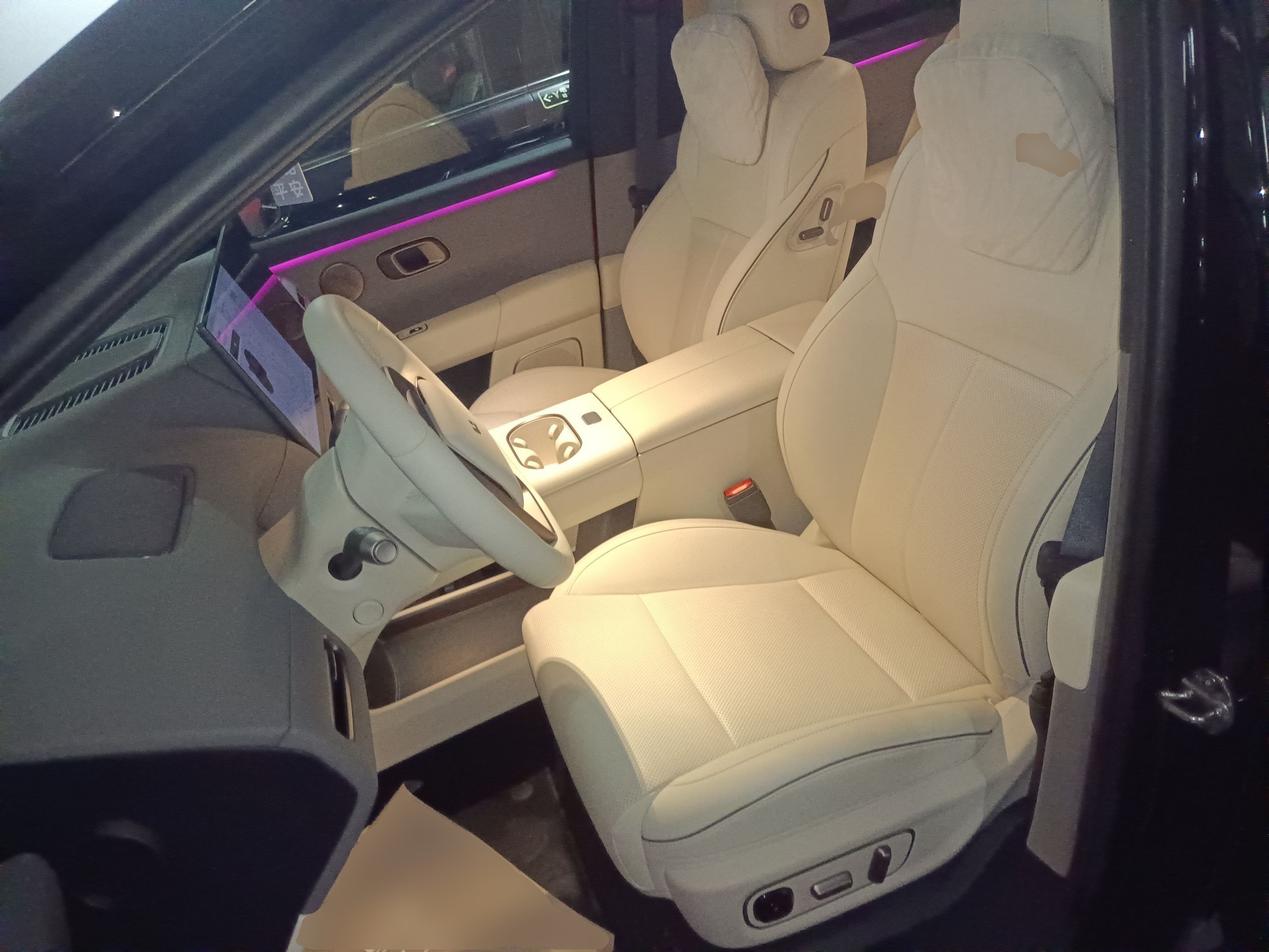 المقاعد الأمامية داخل السيارة