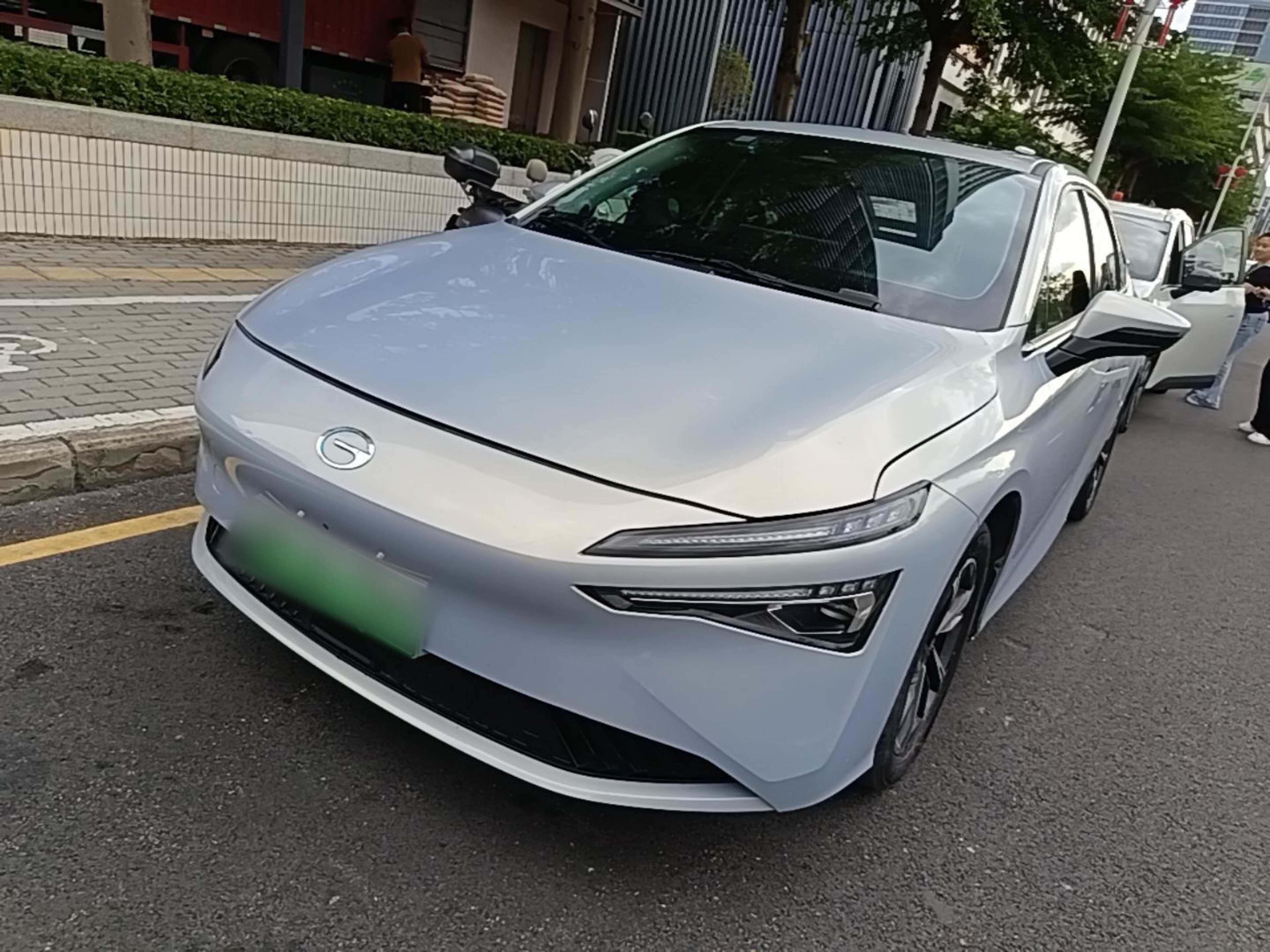 Под передней частью автомобиля