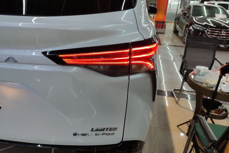 Used Toyota SIENNA 2024 2.5L Hybrid Four-Wheel Drive Prestige Edition Exterior 3