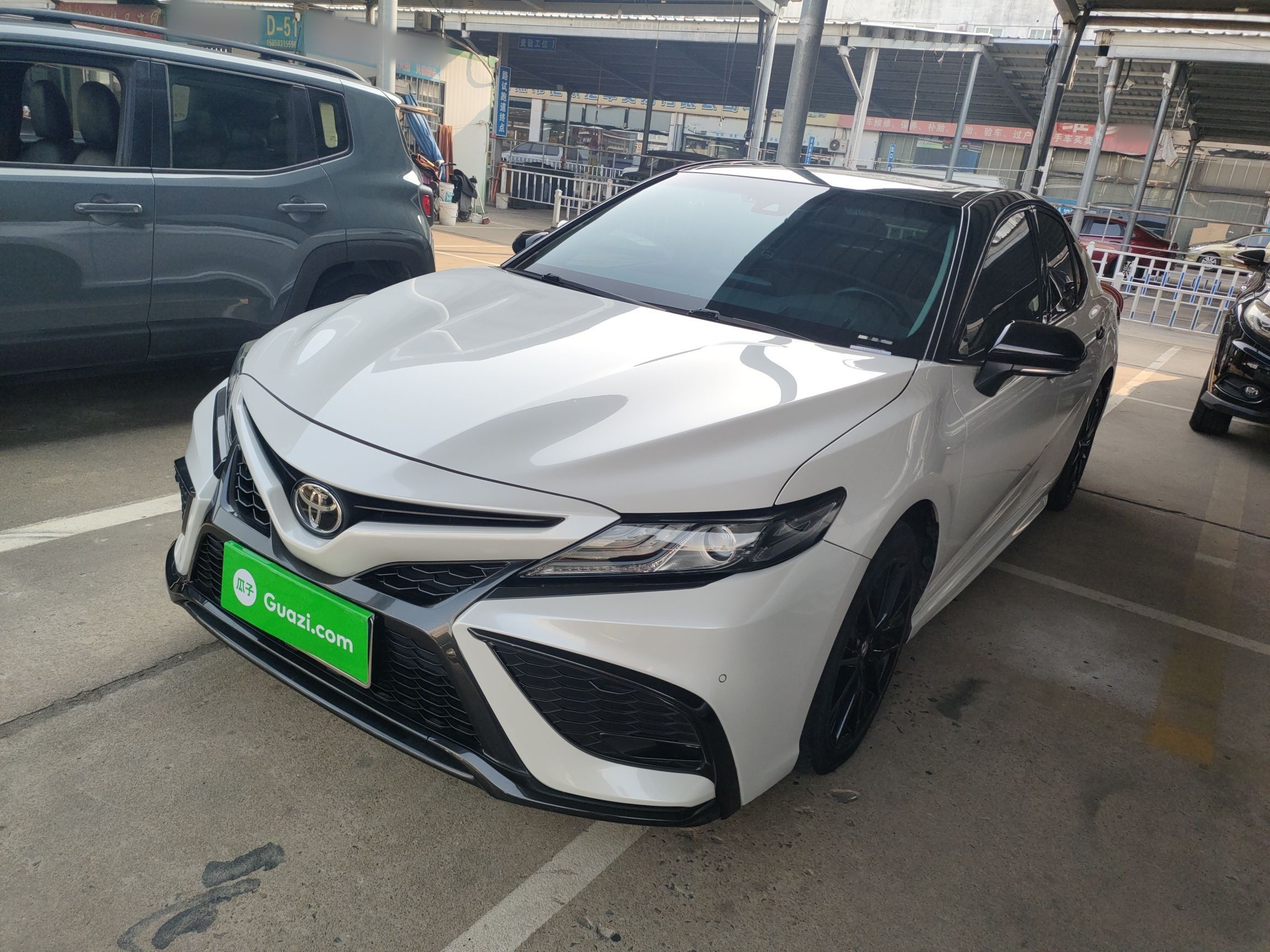 تحت مقدمة السيارة