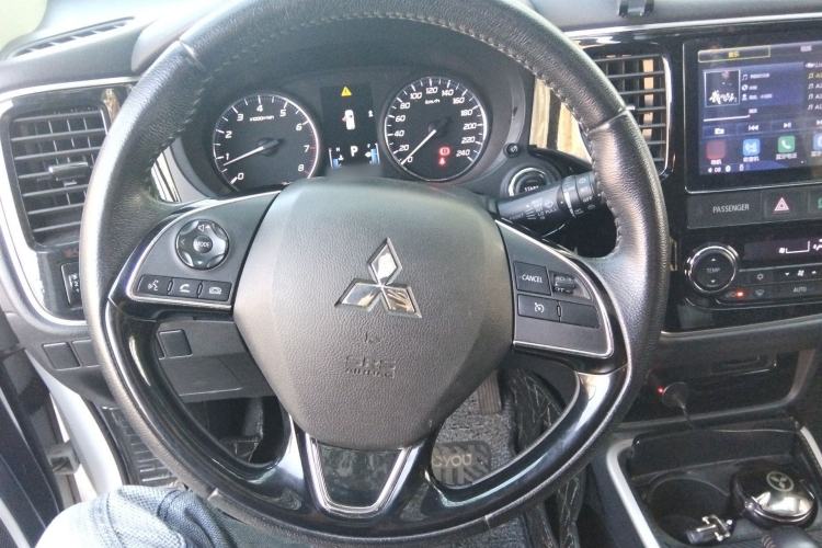 Used Mitsubishi Outlander 2019 2.0L Two-Wheel Drive Comfort Edition 5 Seats China VI Standard Steering Wheel