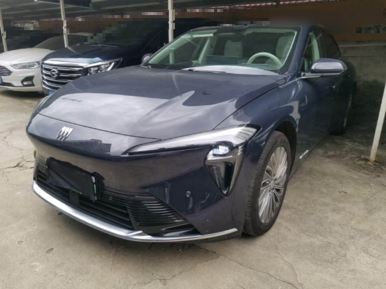 Под передней частью автомобиля