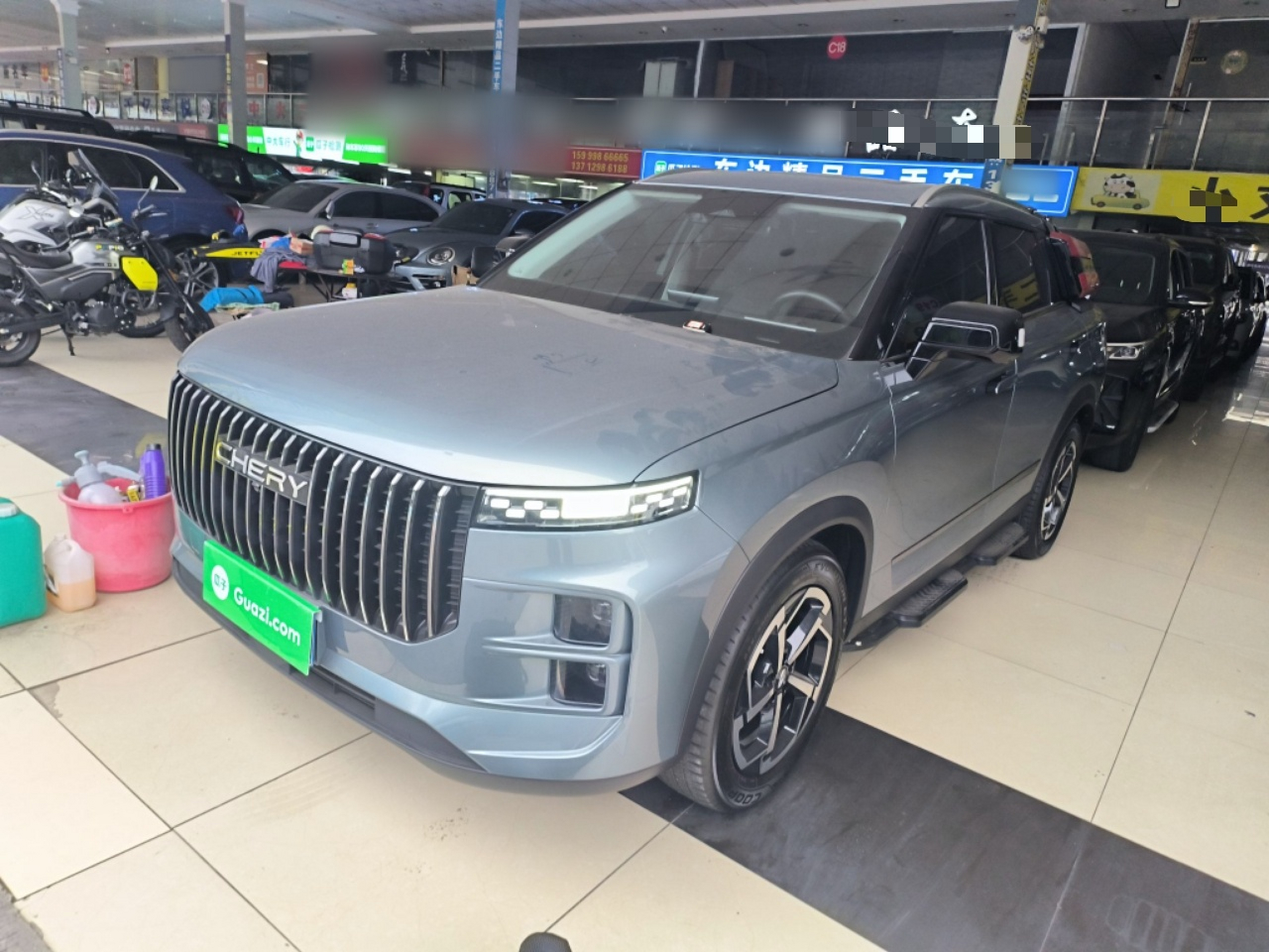 تحت مقدمة السيارة