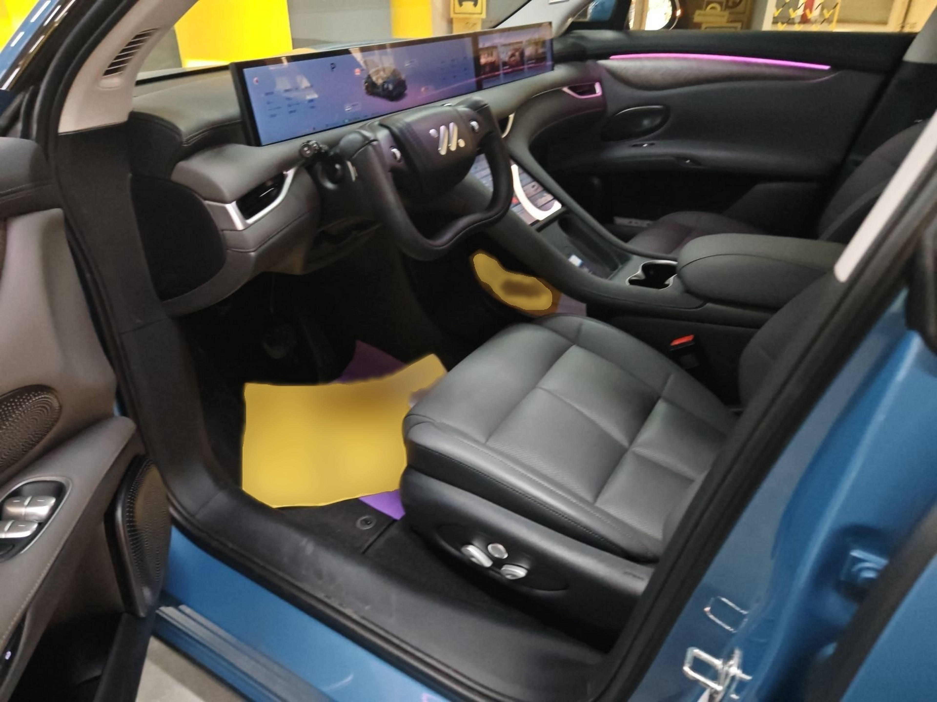 المقاعد الأمامية داخل السيارة