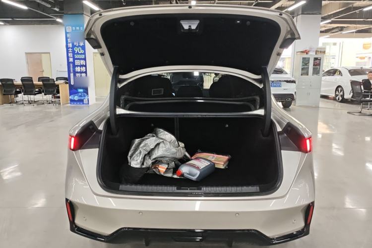 Used Lynk & Co 07 2024 EM-P 126 Long-Range Halo Trunk