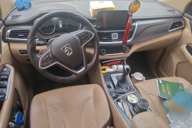 Used Baojun 730 2017 1.8L iAMT Prestige Version 7 Seats Center Console
