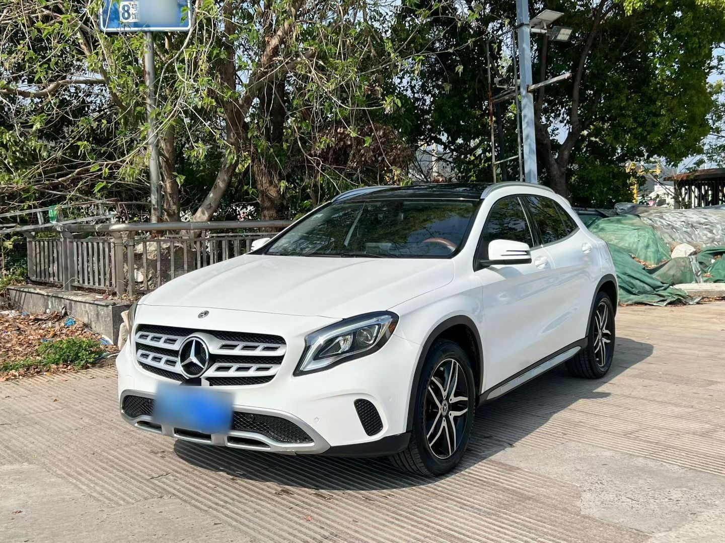 Под передней частью автомобиля